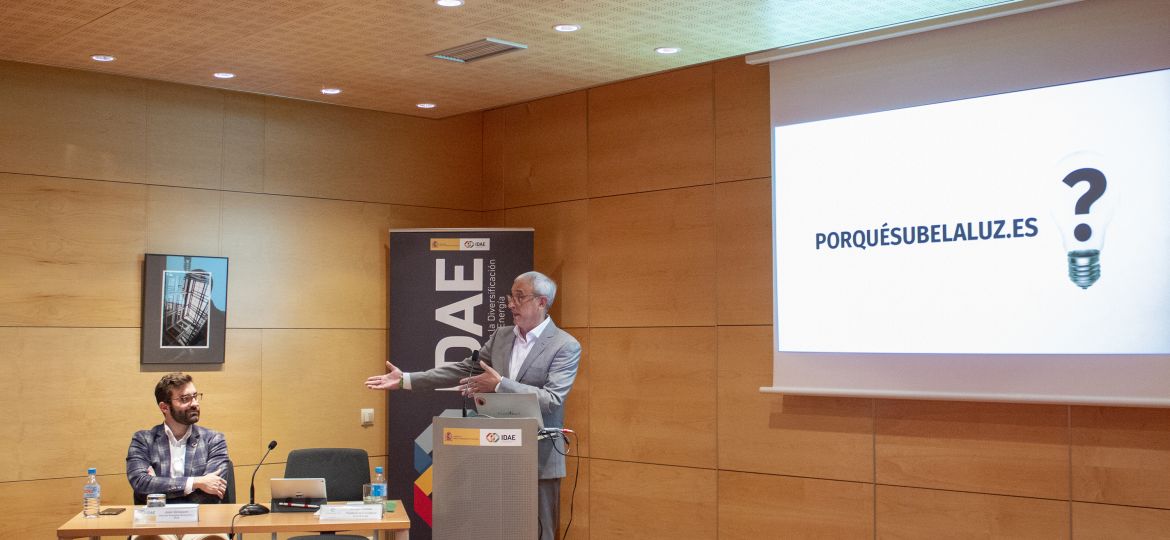 Rueda de prensa Por que sube la luz (002)