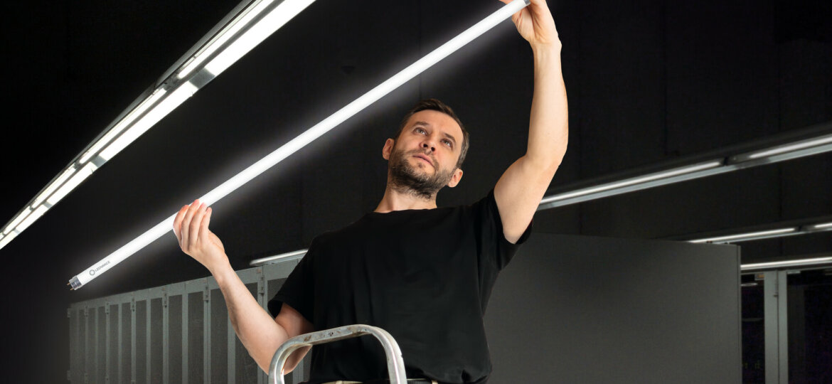 asset-13098491_electrician_installs_ldv_led_tube_in_a_luminaire