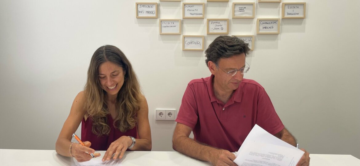 Firma de la directora programas GREC Lorena Herrero y el presidente de ASINEM Francisco Javier Piña