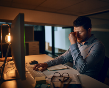 LEDVANCE - persona agotada frente a su ordenador