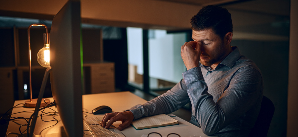 LEDVANCE - persona agotada frente a su ordenador